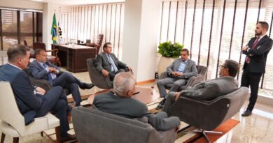 Caminhoneiros negociam com Marinho ficar fora da nova legislação sobre redução da jornada de trabalho