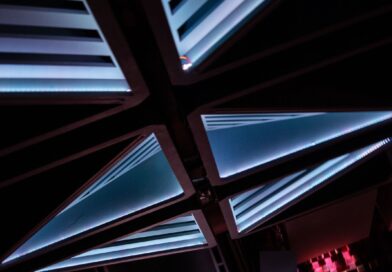 Entre luz e arquitetura, Starlane ganha novo teto cenográfico em São Paulo