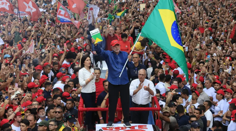 Lula é reeleito pela 4ª vez presidente do Brasil em virada histórica